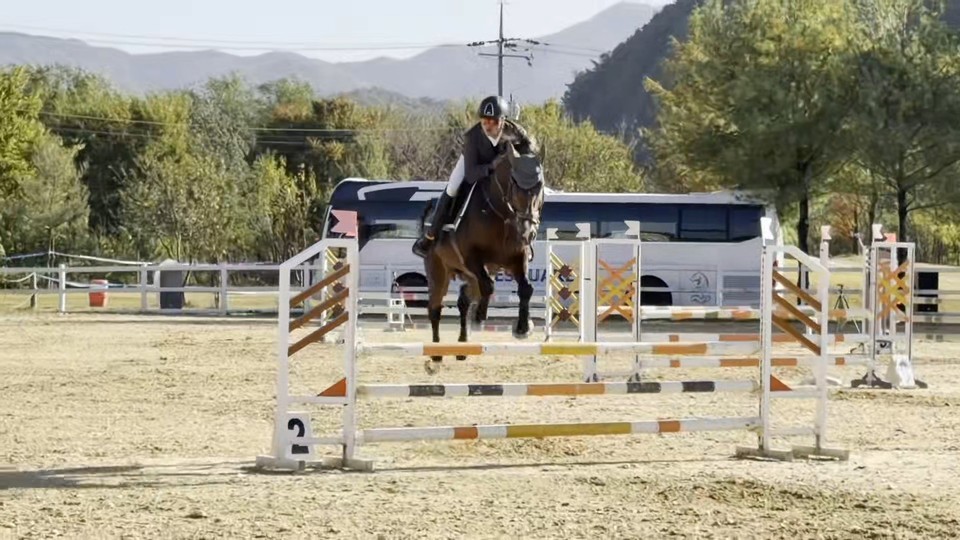 ▲ 중원대학교 승마부 조성재 선수와 중원이가  60회 회장배 전국승마선수권대회 및 7회 구미시장배 전국승마대회에서 장애물을 넘고있다.