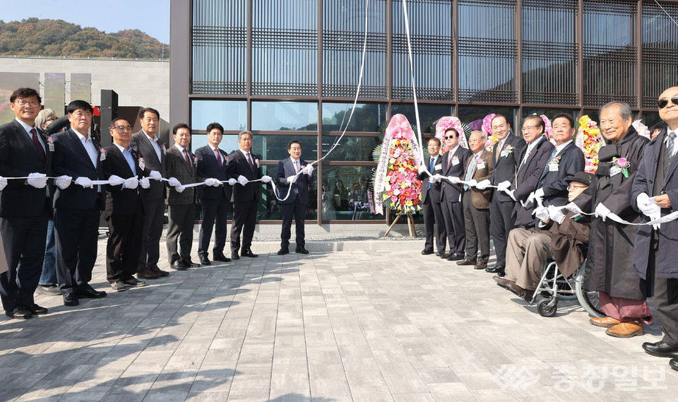 ▲ 송기섭 진천군수와 이양섭 충북도의회 의장, 이재명 진천군의회 의장 등 내빈들이 5일 문백면 봉죽리 정송강사 일원에서 진핸된 ‘송강문화창조마을’ 개관식에서 현판식을 하고 있다.