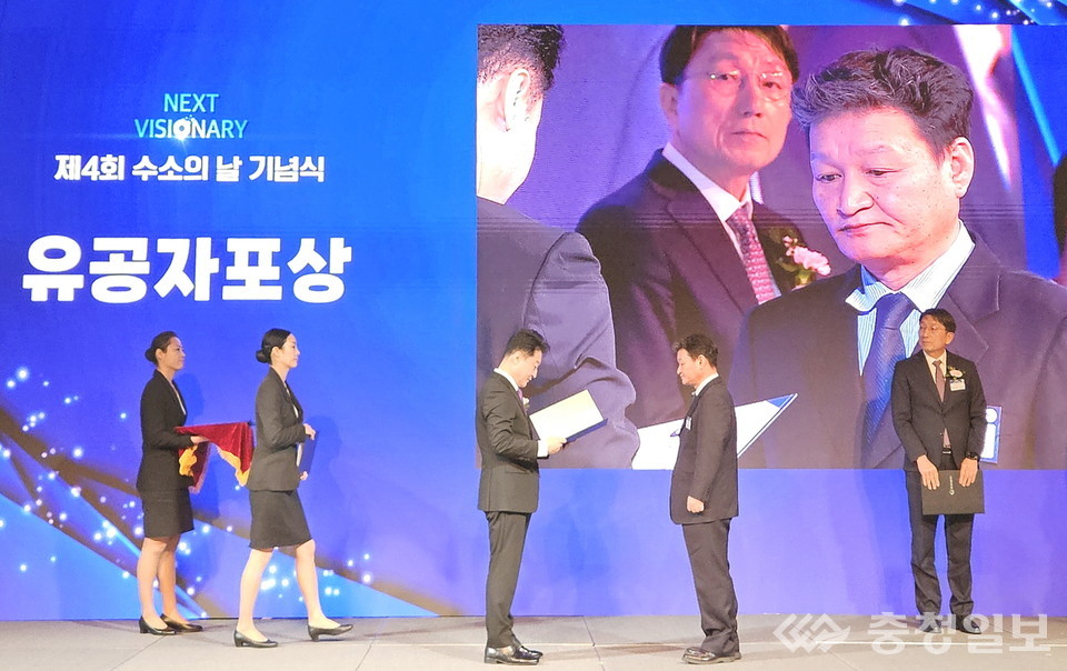 ▲ ‘4회 수소의 날 기념식’에서 대전도시공사가 공공기관 부문 기후에너지환경부 장관 표창을 수상했다. 시상식에서 도형남 에너지사업팀장이 표창장을 받고 있다.