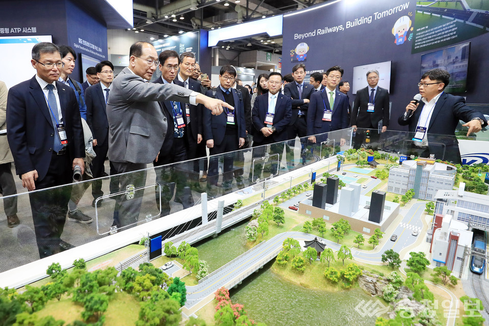 ▲ 국가철도공단 이성해 이사장(좌측에서 두 번째)이 ‘2025 스마트건설·안전·AI 엑스포’ 현장에서 철도 스마트 기술 전시 모형을 살펴보며 관계자의 설명을 듣고 있다