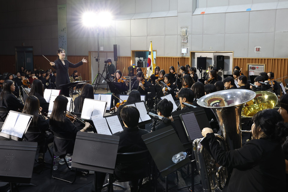 ▲ 지난 4일 세종 금호중학교 다목적강당에서 이 학교의 ‘금호윈드오케스트라’와 연서중학교의 ‘연서오케스트라’가 협연을 하고 있다.