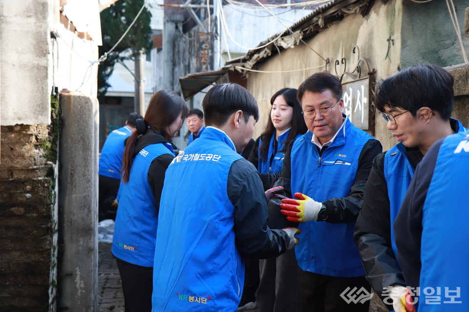 ▲ 국가철도공단 임직원들이 대전 동구 지역의 주택가를 돌며 ‘사랑의 연탄 나눔’ 봉사활동을 진행하고 있다. 직원들은 직접 연탄을 손으로 전달하며 이웃들에게 따뜻한 마음을 전했다. 우측에서 두 번째 이현철 경영본부장