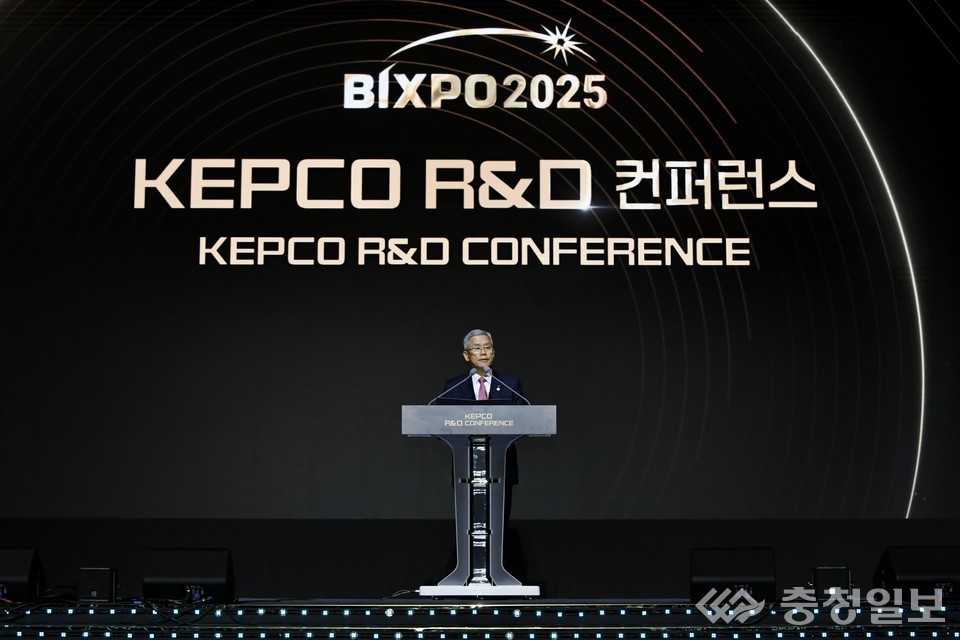 ▲ 김동철 한국전력 사장이 광주 김대중컨벤션센터에서 열린 ‘2025 KEPCO R&D 컨퍼런스’ 개회식에서 환영사를 하고 있다.김 사장은 에너지 전환 시대에 한전의 연구개발이 나아갈 방향과 혁신 전략을 제시하며, 지속 가능한 전력산업 생태계 구축 의지를 밝혔다