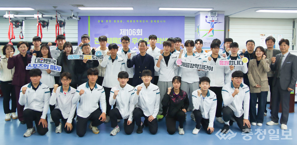 ▲ 계룡장학재단(이사장 이승찬 중앙)이 5일 대전광역시체육회 스포츠과학센터에서 ‘106회 전국체전 우수입상자 장학금 수여식’을 열고, 대전시 대표 선수 및 지도자들과 함께 기념 포즈를 취하고 있다