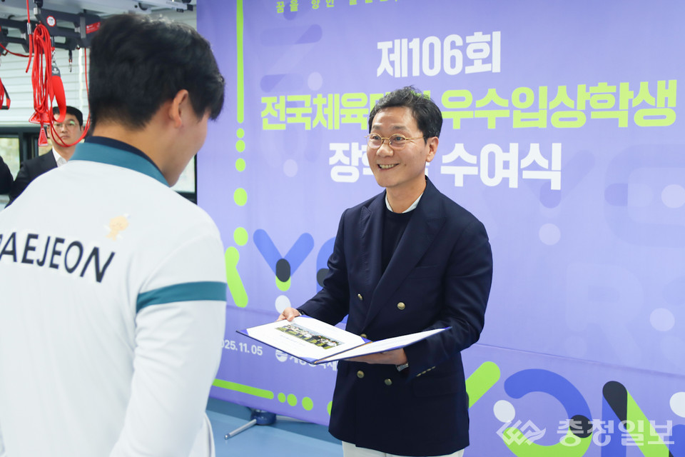 ▲ 이승찬 계룡장학재단 이사장이 입상 학생에게 장학증서를 전달하며 격려의 말을 전하고 있다