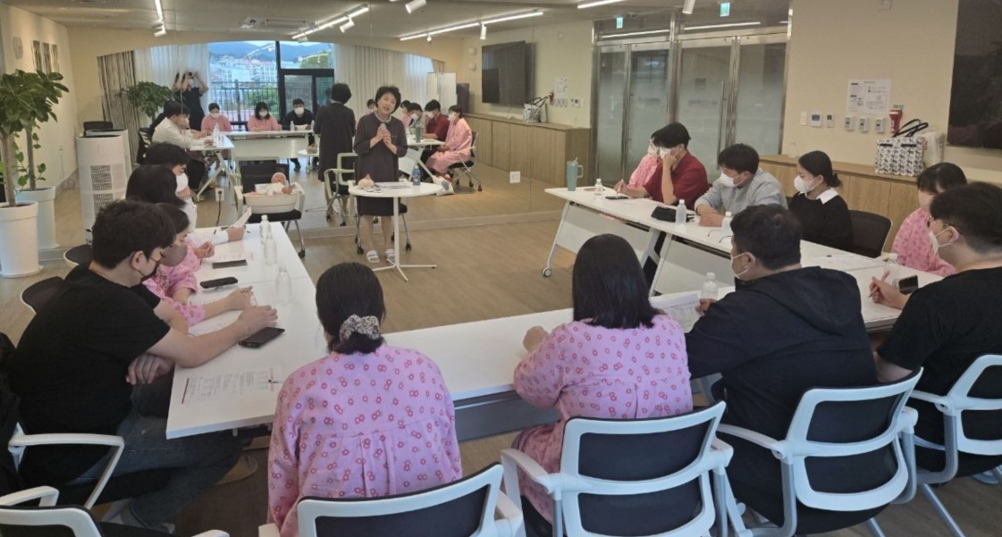 ▲ 제천시공공산후조리원이 산모와 가족을 대상으로 신생아를 위한 건강프로그램을 운영하고 있다. 사진=제천시제공