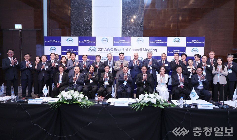 ▲ 5일 베트남 하노이에서 열린 23차 아시아물위원회 이사회에서 주요 참석자들. 사진 앞줄 가운데 윤석대 한국수자원공사 사장