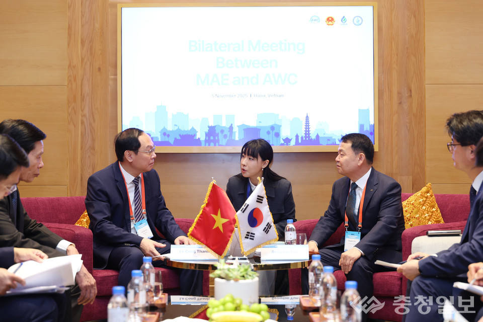 ▲ 윤석대 사장(오른쪽)이 베트남 농업환경부 차관(왼쪽)과 만나 물관리 협력 방안을 논의하고 있다. 양측은 메콩강 유역의 홍수·가뭄 대응과 디지털 물관리 기술 협력 확대에 뜻을 모았다