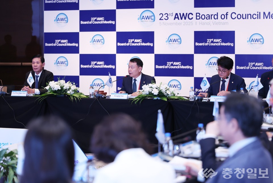 ▲ 윤석대 사장(가운데)이 아시아물위원회(AWC) 이사회에서 개회사를 하고 있다
