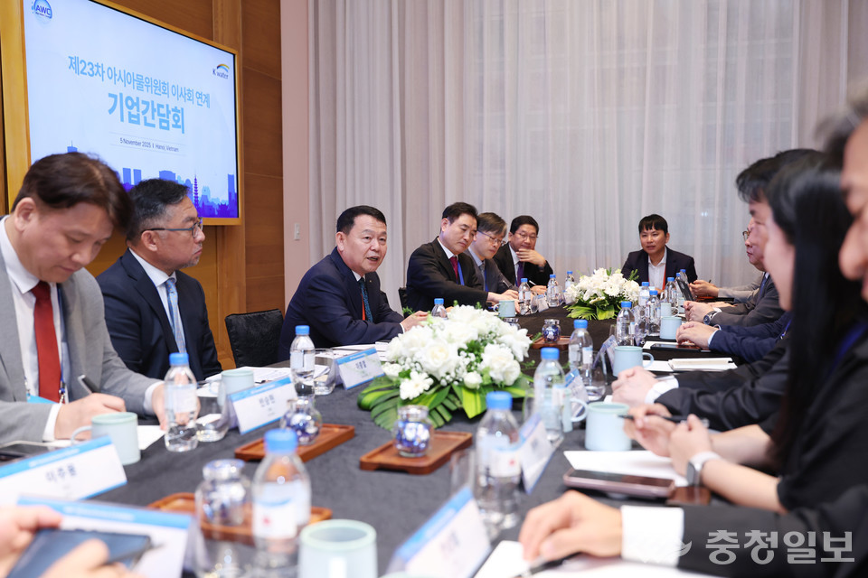 ▲ 윤석대 사장(좌측열 세 번째)이 AWC 이사회와 연계한 기업 간담회에서 국내 물테크 기업 관계자들과 해외 협력 방안을 논의하고 있다