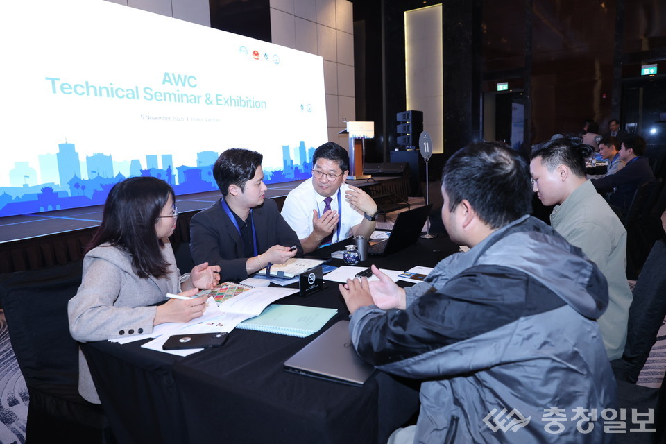 ▲ 베트남 하노이에서 열린 AWC 이사회 연계 기술박람회 현장에서 한국 물테크 기업 관계자가 현지 기업과 1대 1 비즈니스 상담을 진행하고 있다