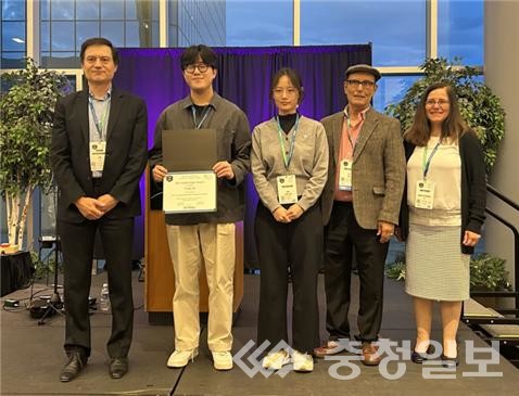 ▲ 최우수 학생 논문상 수상모습. 왼쪽부터 이오안니스 카차부니디스(Ioannis Katsavounidis, 시상자, 메타연구원), 나영주 박사과정, 김태연 석사과정, 세이프 알자히르 총괄의장