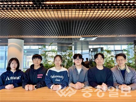 ▲ 연구진 사진. 왼쪽부터 이주민 박사과정, 김우재 박사과정, 김태연 석사과정, 나영주 박사과정, 한규범 박사과정, 윤성의 교수