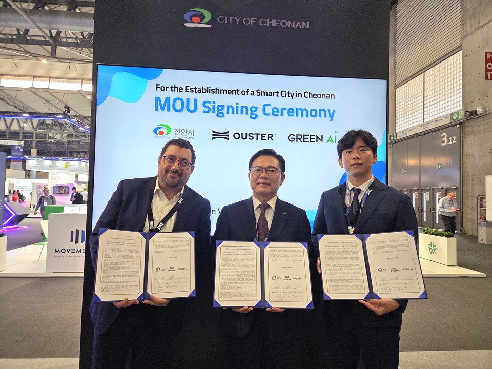 지난 5일(현지시간) 스마트시티 엑스포 월드 콩그레스(SCEWC) 전시장 내 ‘천안관(Cheonan Pavilion)’에서 김석필 천안시장 권한대행 부시장과 이타이 다돈 Ouster 부사장, 하순태 ㈜그린에이아이 대표가 협약을 체결 후 기념촬영을 하고 있다. 