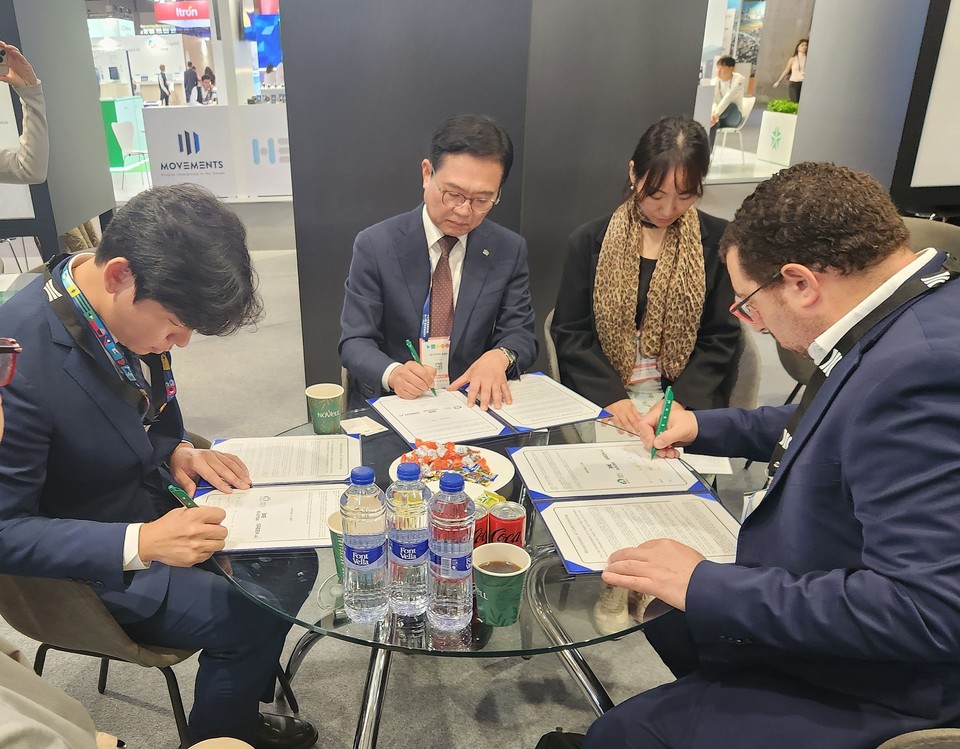 지난 5일(현지시간) 스페인 바로셀로나에서 열린 스마트시티 엑스포 월드 콩그레스(SCEWC)에서 김석필 천안시장 권한대행 부시장과 이타이 다돈 Ouster 부사장, 하순태 ㈜그린에이아이 대표가 인공지능(AI)·라이다(LiDAR) 융합 기술 협력 방안을 논의하고 있다.