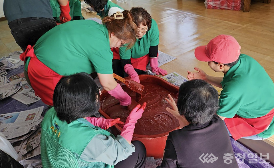 ▲ 오정동 새마을부녀회 회원들이 6일 오정희망나눔센터에서 ‘사랑의 고추장 담그기’ 행사를 열고 지역 취약계층과 경로당에 전달할 고추장을 만들고 있다