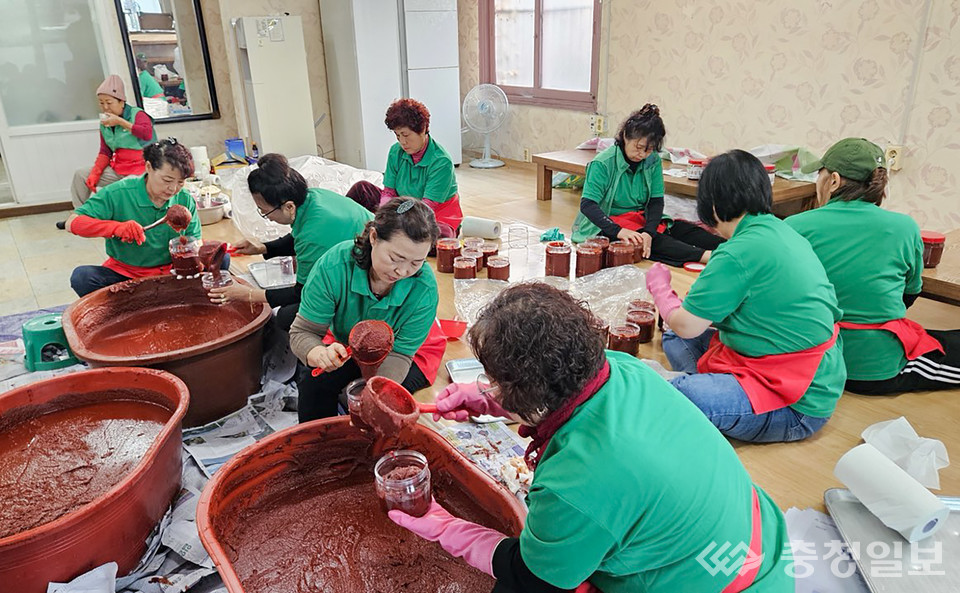 ▲ 오정동 새마을부녀회 회원들이 6일 오정희망나눔센터에서 ‘사랑의 고추장 담그기’ 행사를 열고 지역 취약계층과 경로당에 전달할 고추장을 포장하고 있다