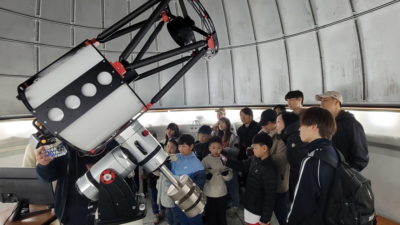 ▲ 단양중학교 창의융합교육관에서 별자리를 살펴보는 학생과 학부모들. 사진=단양교육지원청제공