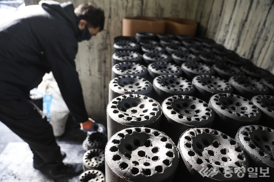 겨울이 시작된다는 입동(立冬)을 하루 앞둔 6일 오전 충북 청주시 내덕동 한 가게에 연탄가게 직원이 배달된 연탄을 쌓아올리고 있다.  