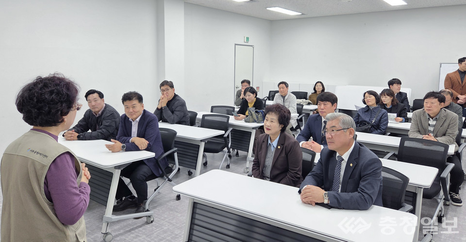 ▲ 대전자치구의장단협의회가 특별 리더십 워크숍 과정에서 서울 지역 기관의 운영 사례를 청취하며 의정 현안을 공유하고 있다