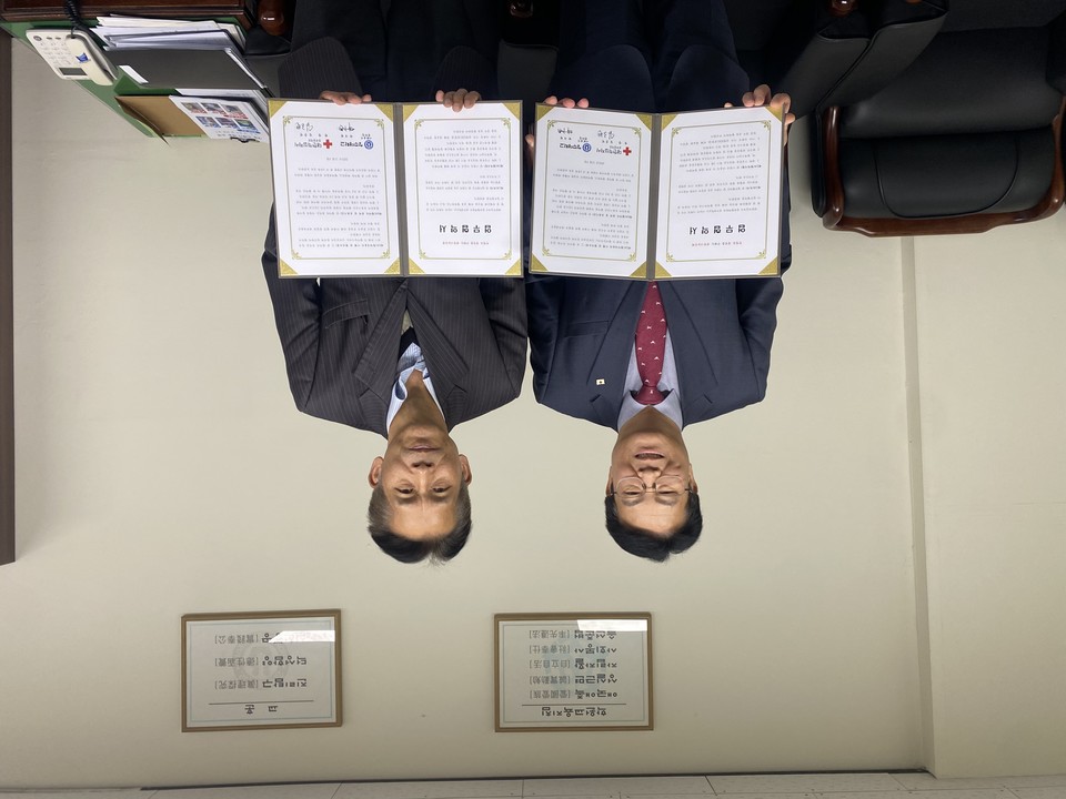 (왼쪽부터) 임군빈 대한적십자사 충북혈액원장과 박구원 청주대학교 사회봉사센터장이 6일 생명나눔단체 협약을 한 뒤 기념사진을 촬영하고 있다. 