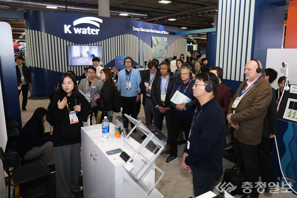 ▲ 지난 1월 9일 미국 라스베이거스에서 개최된 CES 2025에서 한국수자원공사가 국내 19개 물 분야 스타트업과 함께 ‘K-water관’을 열고 첨단 물관리 기술을 선보인 가운데, 전미소비자협회(CTA) 관계자를 비롯한 기관 투자자들이 ‘K-water관’을 관람하고 있다