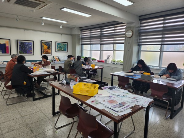 ▲ 예산삽교중, 교직원 행복의 날에 세라믹 핸드페인팅 프로그램 운영