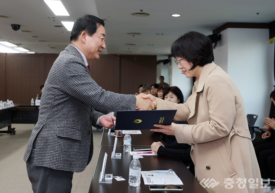 ▲ 서철모 서구청장이 ‘여성친화도시 서포터즈’로 위촉된 참여자에게 위촉장을 전달하며 활기찬 활동을 응원하고 있다