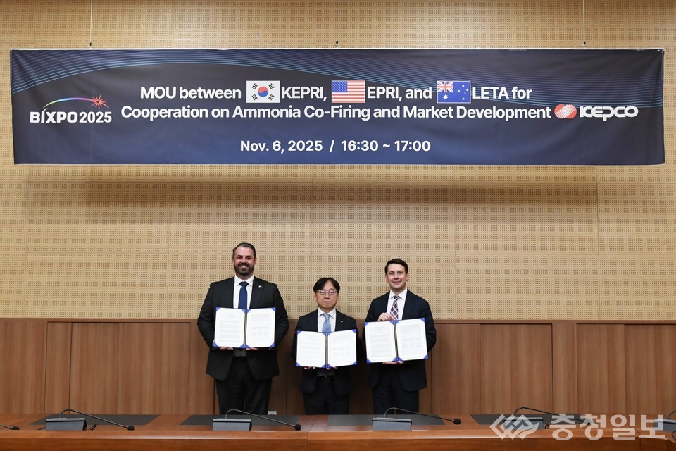 ▲ 왼쪽부터 Benn Wheeler LETA Director, 심은보 한전 전력연구원장, Jeffery Preece EPRI Vice President가 6일 광주 김대중컨벤션센터에서 열린 BIXPO 2025 국제행사에서 암모니아 고농도 혼소 기술 공동연구 협약서를 함께 들어 보이고 있다. 이번 협약은 세 기관이 무탄소 발전 전환을 위한 기술협력을 공식화한 자리다