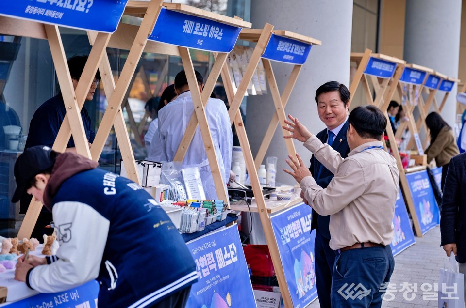 ▲ 김정겸 총장이 ‘2025 산학협력 페스타’ 플리마켓 현장에서 학생·기업·지역단체가 운영하는 부스를 둘러보고 있다