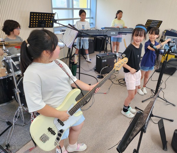 ▲ 늘봄 우수 사례_초1-2 맞춤형 프로그램활동중인 학생들