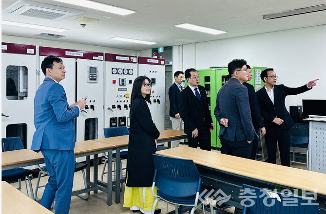 ▲ 베트남 흥옌기술사범대학교 대표단이 6일 대덕대학교를 방문해 전기·기계 분야 실습실과 교육기자재를 둘러보고 있다