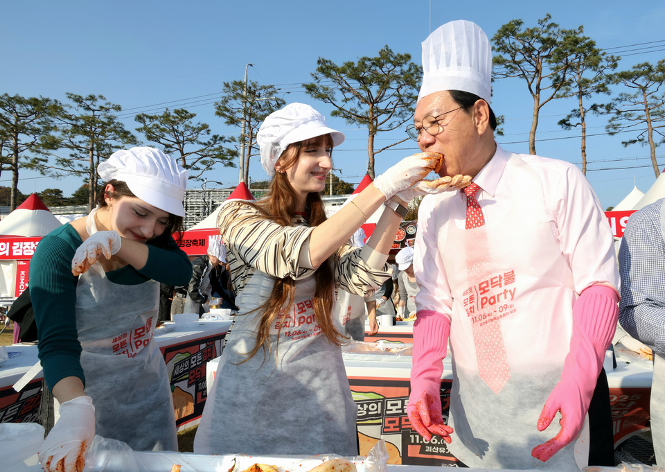 ▲ 충북 괴산군은 7일 괴산유기농엑스포광장에서 열린 '괴산김장축제' 현장에 외국인 인플루언서 및 국내 거주 외국인 120여 명을 초청해 팸투어를 진행했다.