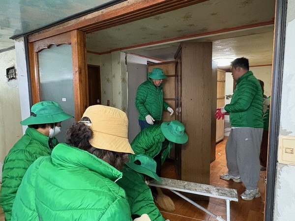 ▲ 신양면새마을협의회 사랑의 집 고치기 행사 모습