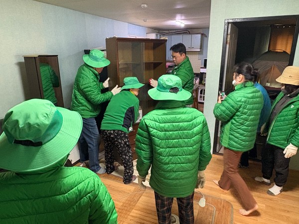 ▲ 신양면새마을협의회 사랑의 집 고치기 행사 모습