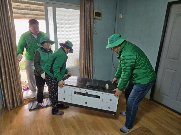 ▲ 신양면새마을협의회 사랑의 집 고치기 행사 모습