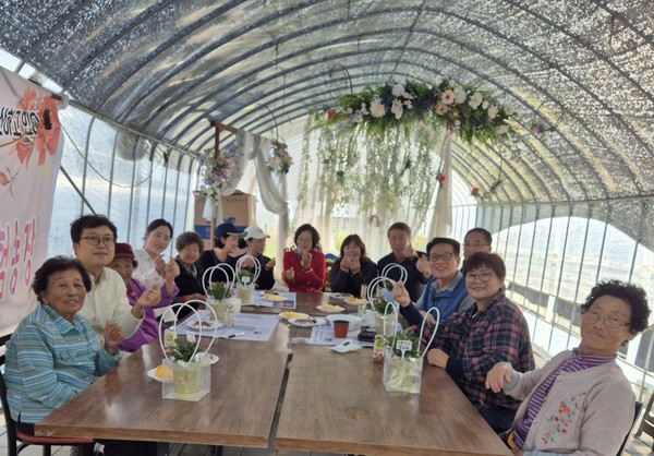 ▲ 오가면지역사회보장협의체가 진행한 화분만들기 체험활동 기념사진