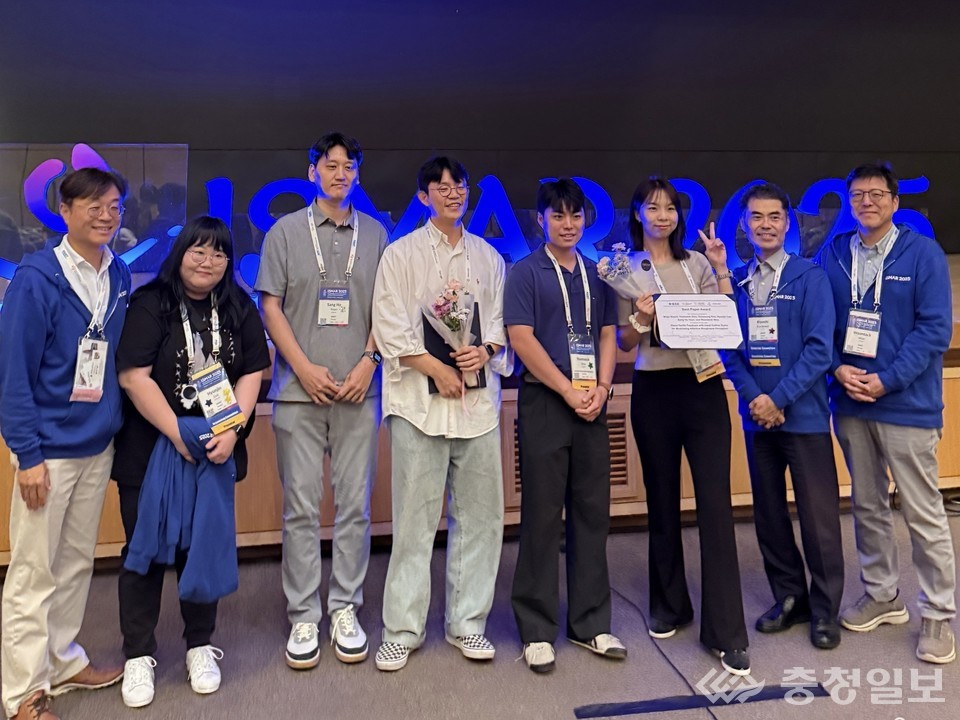 ▲ 오른쪽부터 우운택 교수, 대회 관계자, 백민주 박사과정생, 신윤석 석사과정성, 김두영 박사, 윤상호 교수, 이현진 박사, 대회 관계자