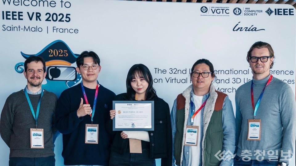 ▲ 오른쪽부터 대회관계자, 김강수 교수, 강서영 박사과정생, 김두영 박사, 대회 관계자