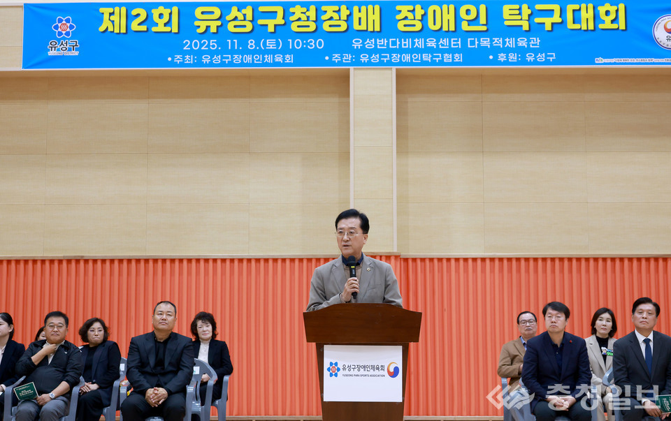 ▲ 유성반다비체육센터에서 열린 ‘2회 유성구청장배 장애인 탁구대회’ 개회식에서 조원휘 의장이 연단에 서서 대회를 축하하는 메시지를 전하고 있다