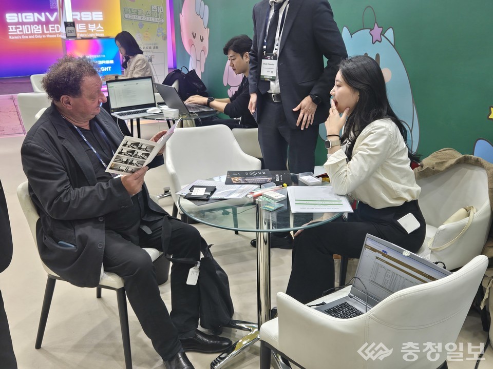 ▲ 코리아 마이스 엑스포(KME) 현장에서 해외 바이어와 대전관광공사 관계자가 MICE 협력 가능성을 논의하고 있다