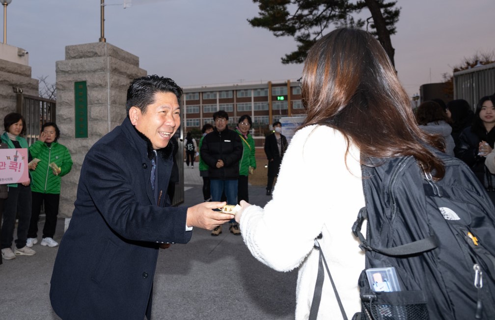 ▲ 김창규 시장(왼쪽)이 지난해 제천여고 정문 앞에서 2025학년도 수능을 치르는 수험생을 격려하고 있다. 사진=제천시제공