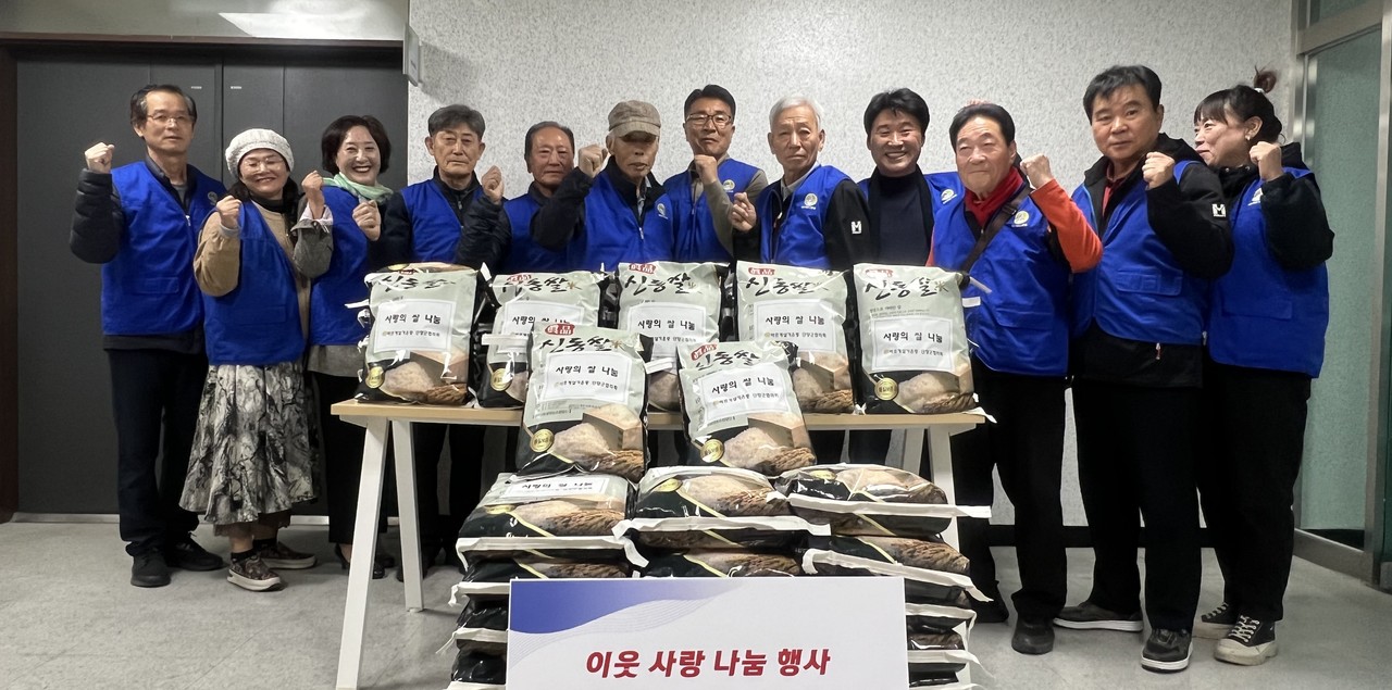 ▲ 바르게살기 단양군협의회가 쌀 전달에 앞서 사진촬영을 하고 있다. 사진=단양군제공