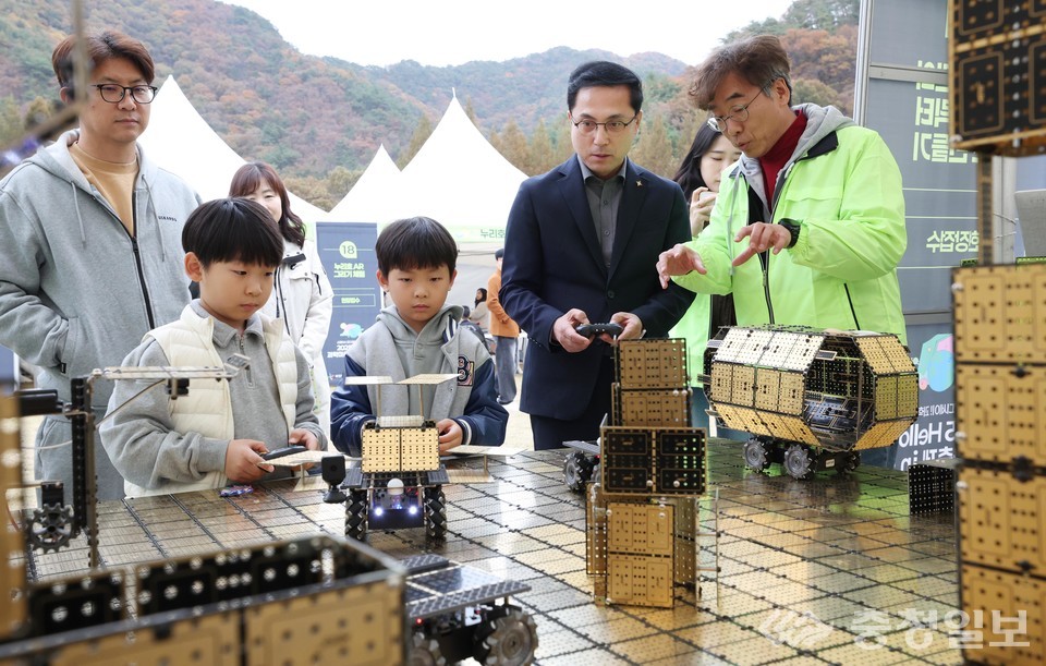 ▲ 행사장에는 박희조 동구청장(우측 두 번째)도 방문해 어린이 체험 프로그램을 직접 둘러보고 운영진과 의견을 나누는 등 현장을 점검했다