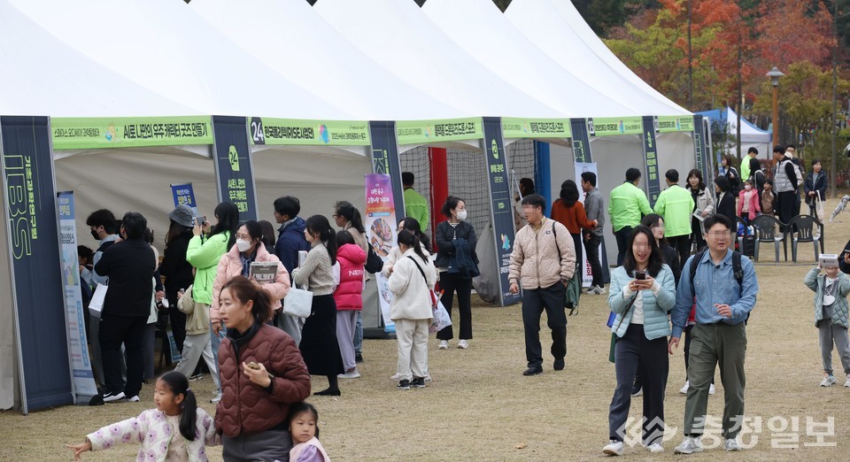 ▲ 2025 Hello! 과학마을축제 체험부스 일대에 가족 단위 관람객들이 모여 다양한 프로그램을 즐기며 이동하고 있다. 정부출연연과 대학, 과학기업이 운영한 체험존 앞에는 어린이와 시민들의 발길이 이어지며 축제 현장이 활기를 띠었다​​