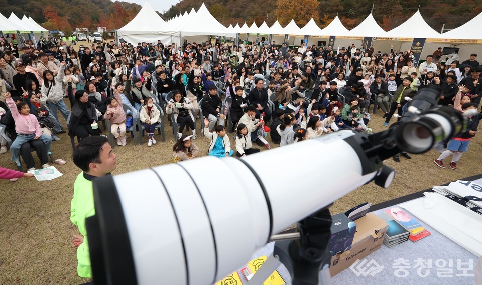 ▲ 2025 Hello! 과학마을축제 현장에서 가족 단위 관람객들이 과학 공연을 지켜보며 손을 들고 참여하고 있다. 야외 무대 앞을 빼곡히 채운 어린이와 시민들의 열띤 반응이 축제 분위기를 더욱 뜨겁게 만들었다