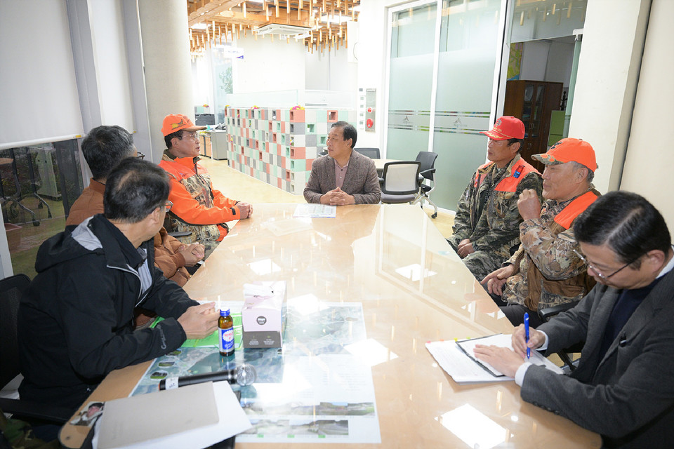 ▲ 최민호 세종시장이 지난 8일 무궁화테마공원을 찾아 유해야생동물 피해방지단 단원 50여 명과 현장 간담회를 열고 있다.