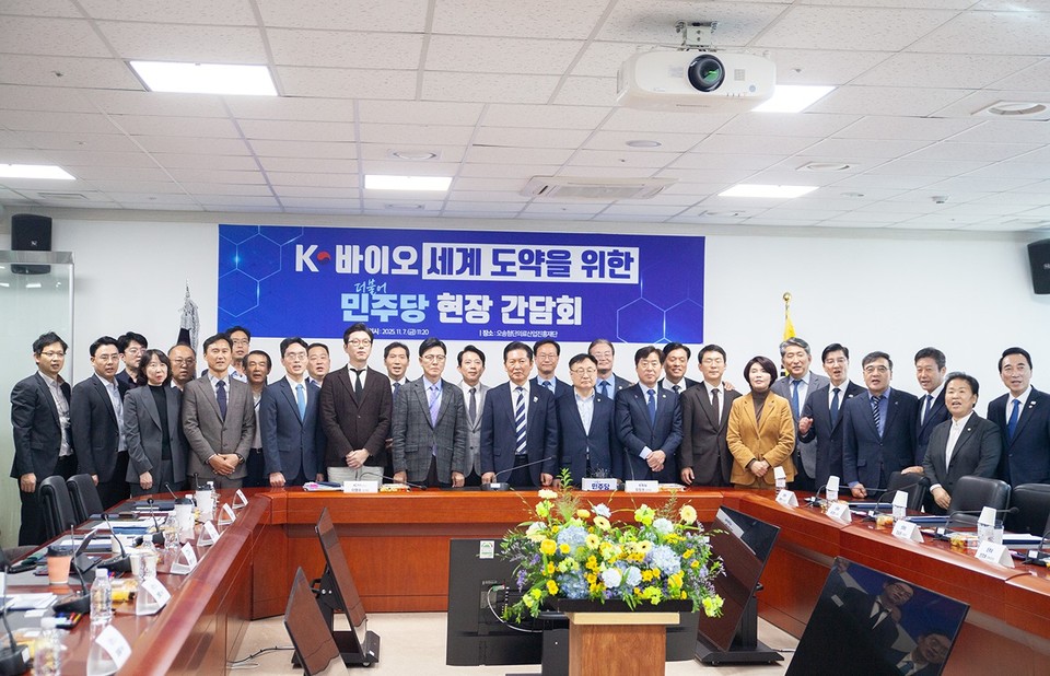 ▲ 지난 7일 충북 청주오스코에서 열린 179차 충북 현장 최고위원회의에서 정청래 더불어민주당 대표 등 참석자들이 기념촬영을 하고 있다.