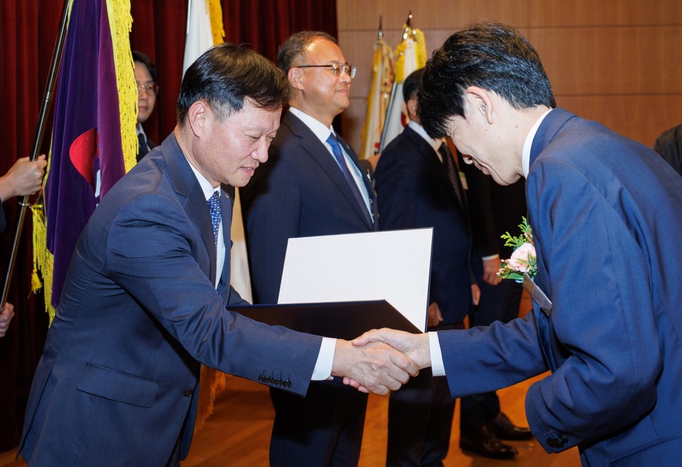 ▲ 이정복 서부발전 사장(왼쪽)이 안세창 기후에너지환경부 기후에너지정책실장(오른쪽)에게 상을 받는 모습.