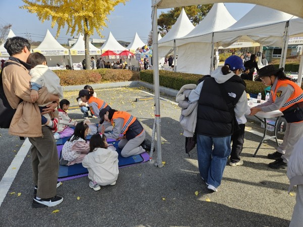 ▲ 예산소방서 수호천사가 ‘의좋은 형제 축제’ 현장에서 어린이들에게 심폐소생술 방법을 설명하고 있다.
